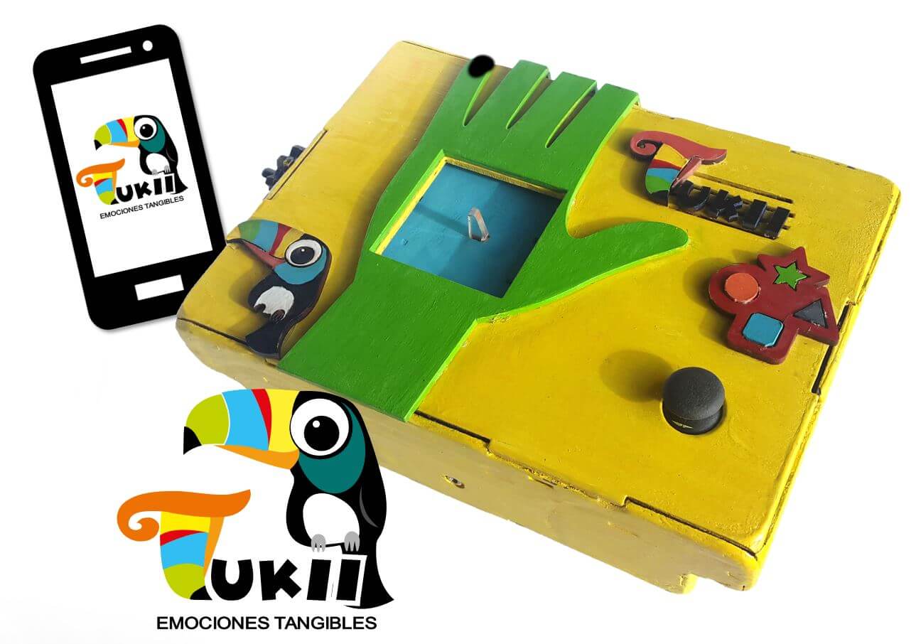 Dispositivo Tukii dibujando patrones en la palma de una mano para estudiantes con discapacidad visual